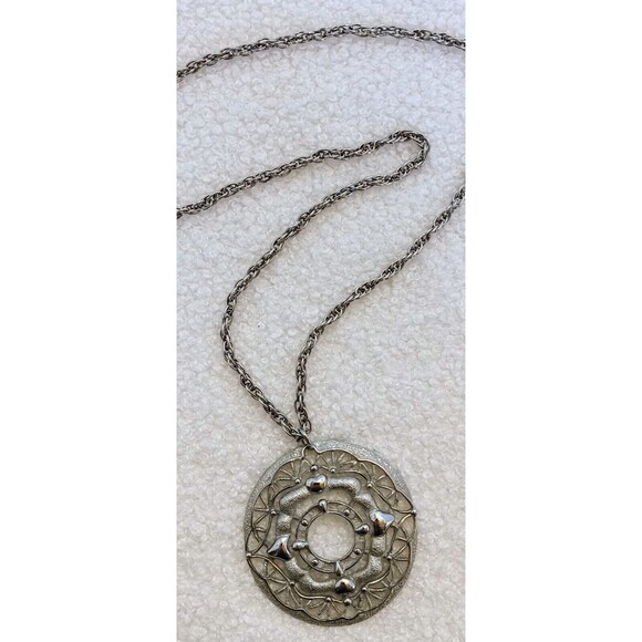Vintage JJ Signed Pendant Chain Necklace Medallion Silver Tone Open Work 23 in - Picture 4 of 7